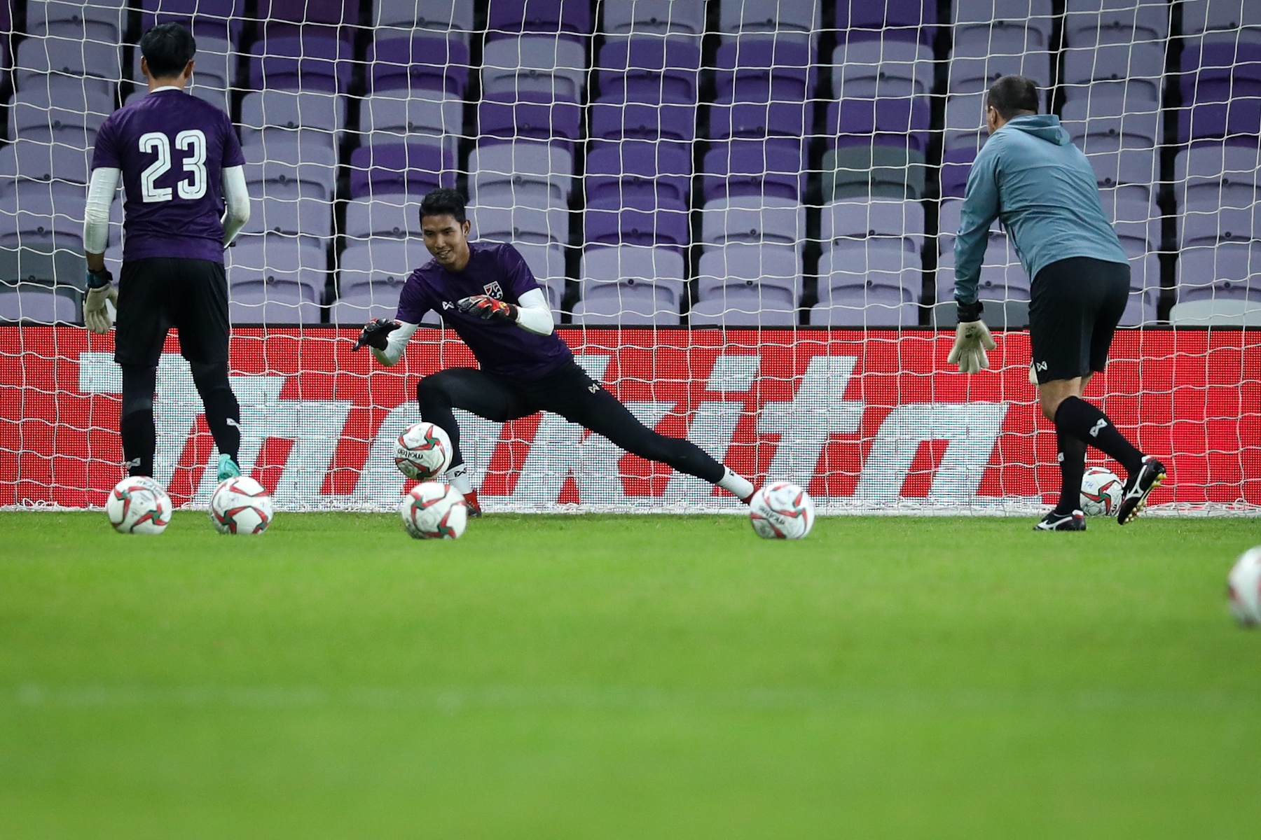 Messi Thai Lan cau nguyen truoc tran UAE anh 9