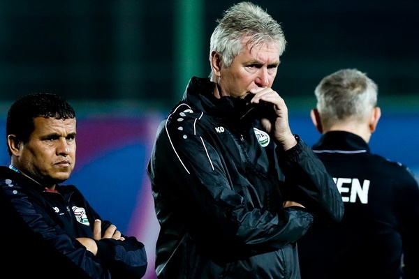 HLV Yemen cho hoc tro cau nguyen truoc khi vao san tap hinh anh