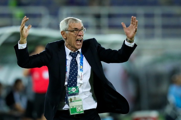 HLV Hector Cuper noi gian vi Nhat Ban ‘choi xau’ voi Uzbekistan hinh anh