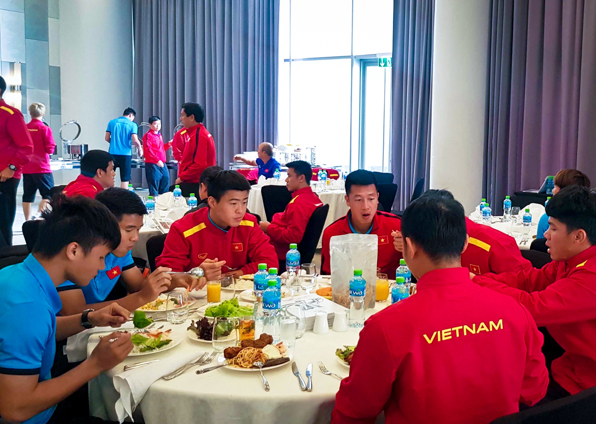 Tuyen Viet Nam da toi Dubai,  thuong thuc buffet anh 5