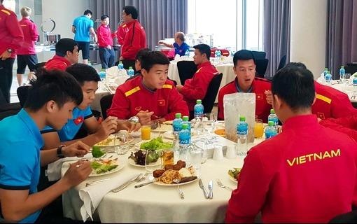 Tuyen Viet Nam da toi Dubai, thuong thuc buffet truoc buoi tap dau hinh anh