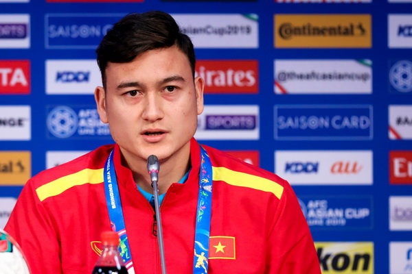 Dang Van Lam tu tin tra loi bao chi chau A bang tieng Anh hinh anh