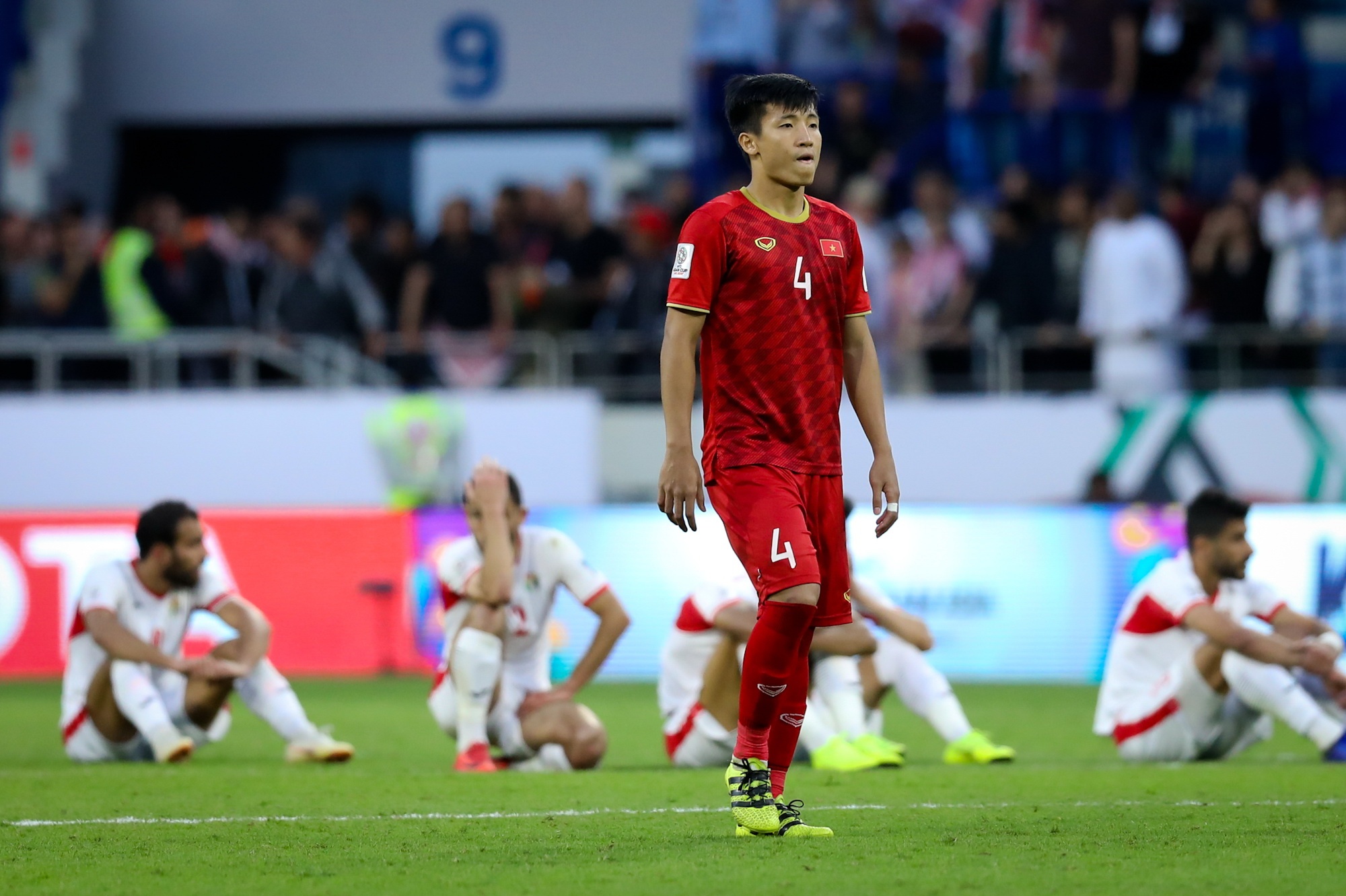 Viet Nam day ban linh,  Jordan yeu duoi anh 13