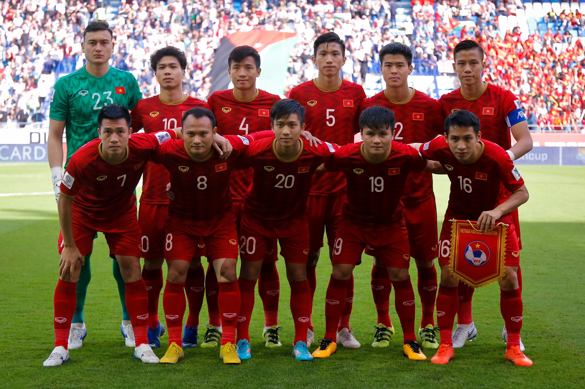 Viet Nam day ban linh,  Jordan yeu duoi anh 1