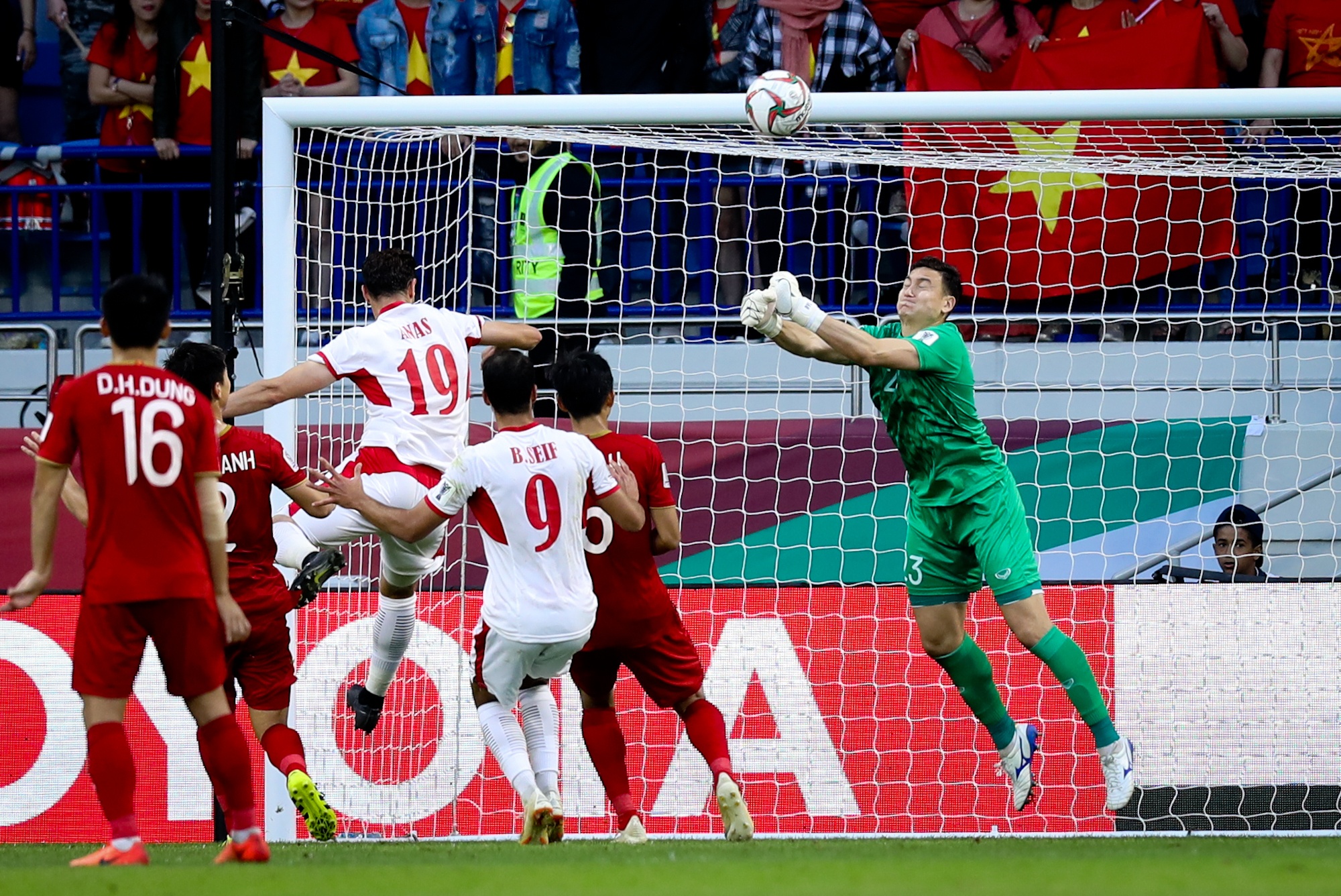 Viet Nam day ban linh,  Jordan yeu duoi anh 2