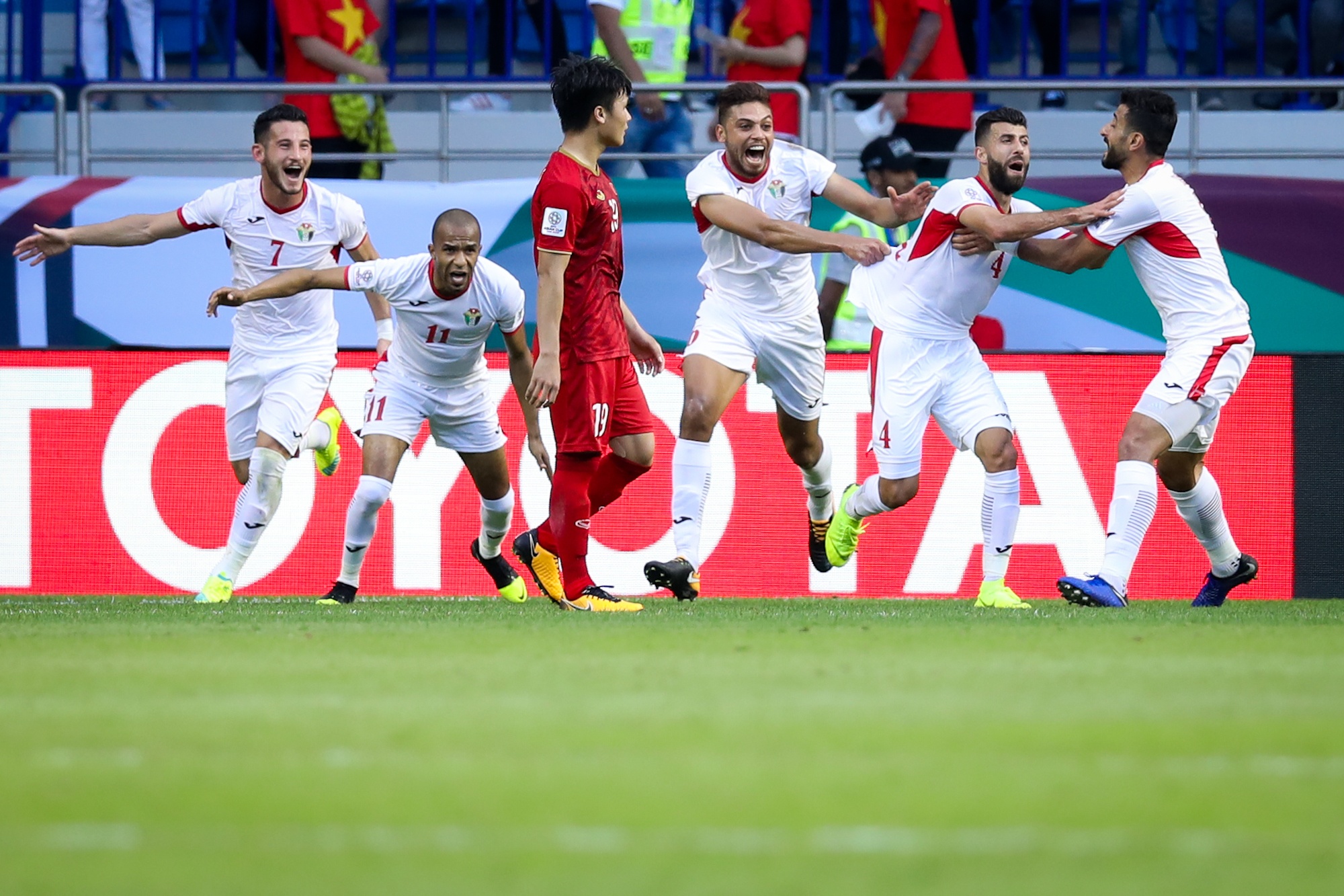 Viet Nam day ban linh,  Jordan yeu duoi anh 3