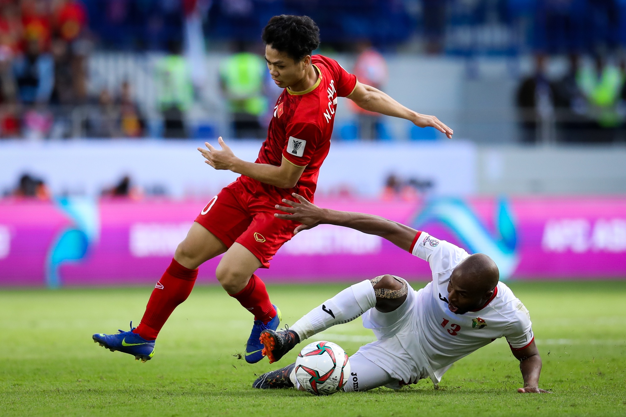 Viet Nam day ban linh,  Jordan yeu duoi anh 4