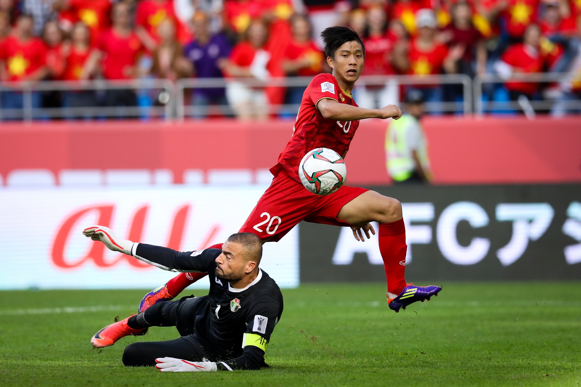 Viet Nam day ban linh,  Jordan yeu duoi anh 6