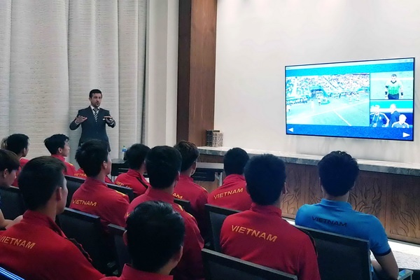 Tran Viet Nam va Nhat Ban la lan dau ap dung cong nghe VAR o Asian Cup hinh anh