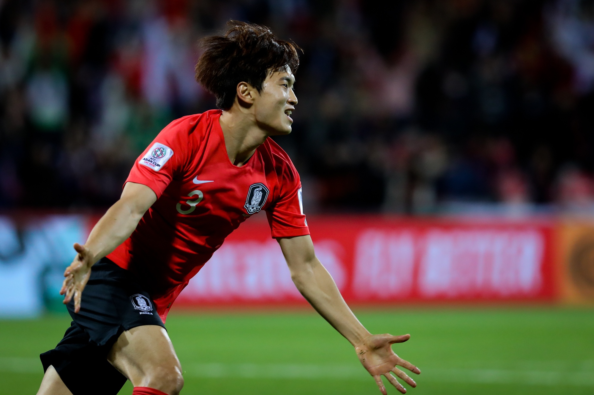 Son Heung-min chay mau,  rach tai anh 12