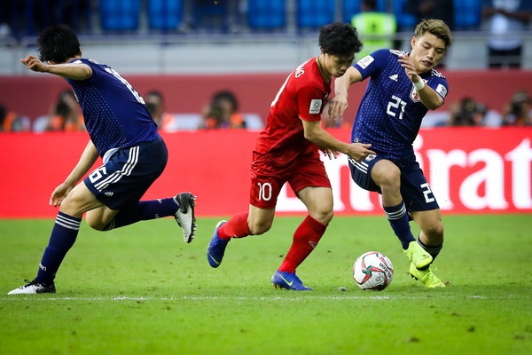 Cong Phuong tu tin di bong, sut tung luoi Nhat Ban trong the viet vi hinh anh