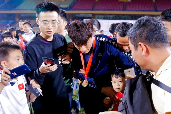 Ngoi du bi, Bui Tien Dung van phai chay tron vong vay nguoi ham mo hinh anh