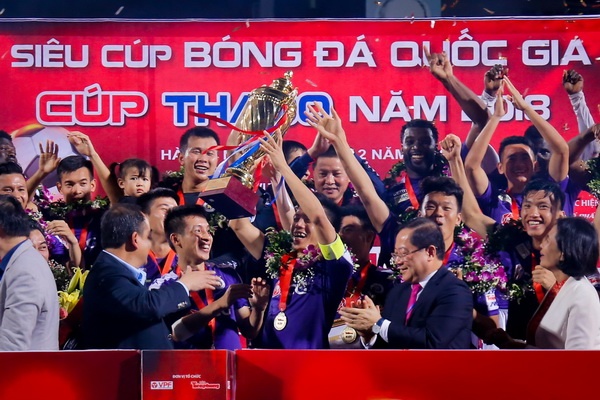 Doi hinh hai giup CLB Ha Noi nang chiec cup vo dich dau tien mua 2019 hinh anh