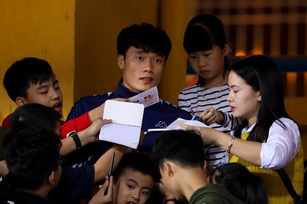 Bui Tien Dung dinh chan thuong vi dong doi sut bong vao tay hinh anh