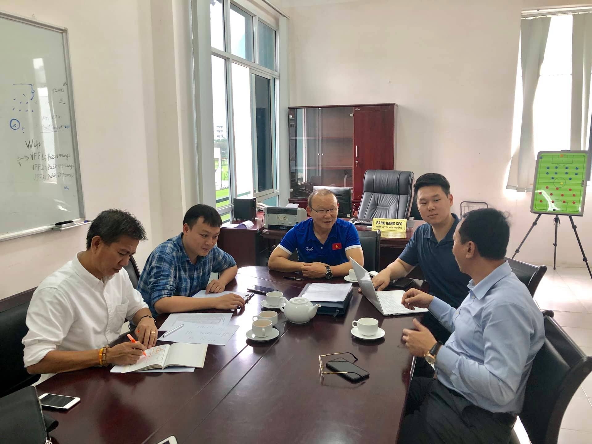 HLV Park Hang-seo hoi y kien ong Hoang Anh Tuan anh 1