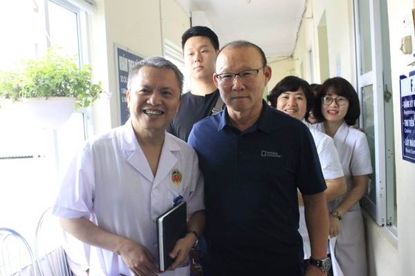 HLV Park Hang-seo kham suc khoe truoc dot tap trung U23 Viet Nam hinh anh