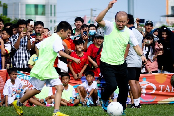 HLV Park Hang-seo di bong ky thuat truoc hang nghin nguoi ham mo hinh anh