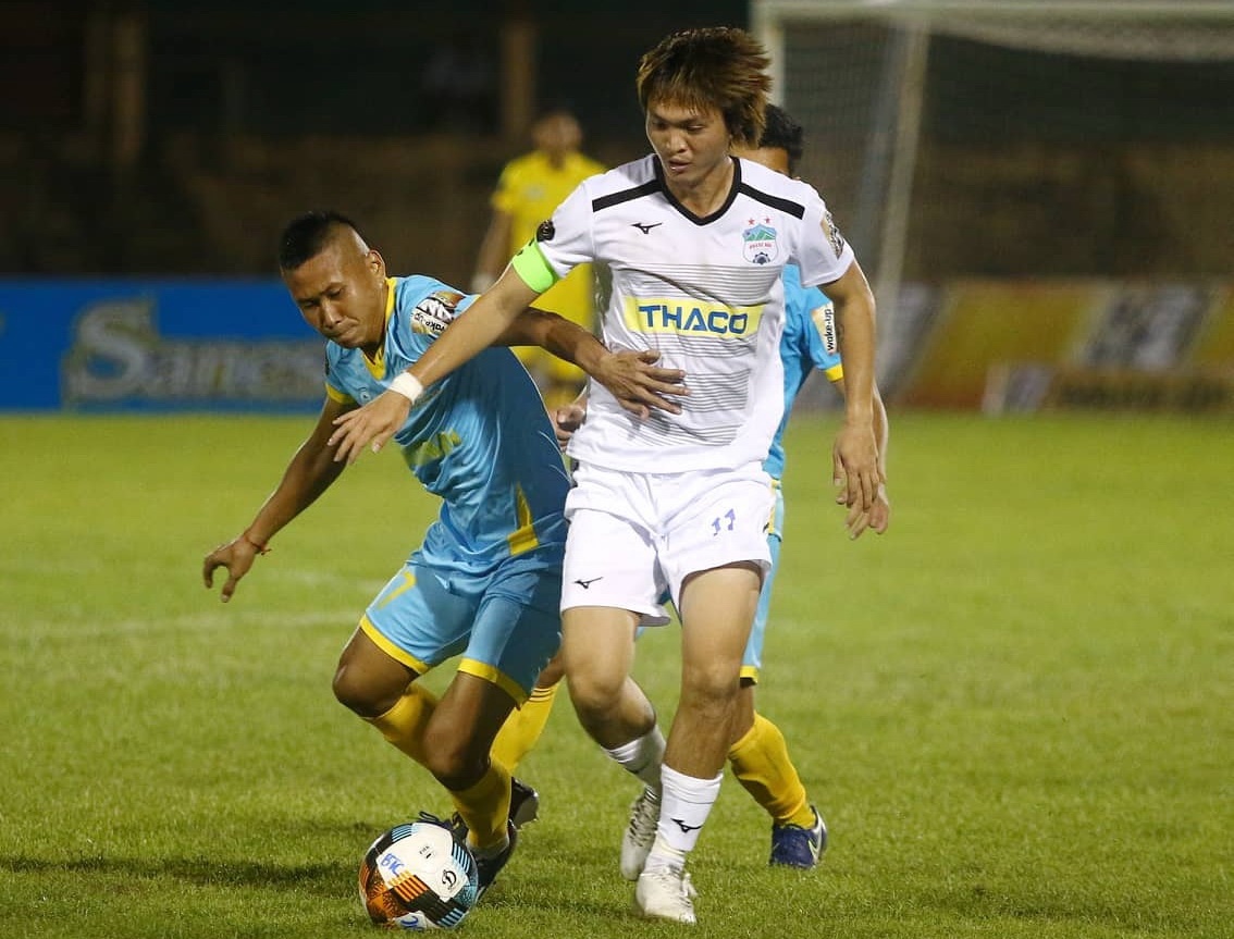 Tuan Anh khoac ao Viet Nam,  Tuan Anh chan thuong anh 1