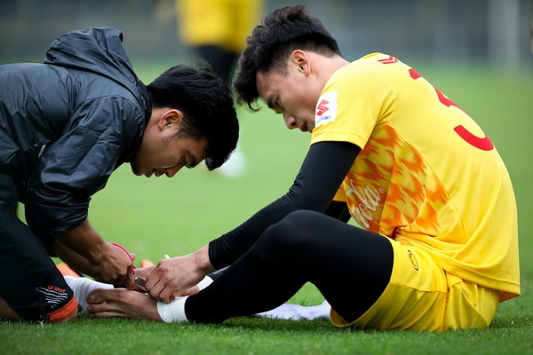 Bui Tien Dung gap su co ngay buoi tap dau tien o U23 Viet Nam hinh anh