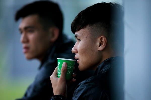 Quang Hai, Tien Linh ngoi uong tra trong gio tap cua U23 Viet Nam hinh anh