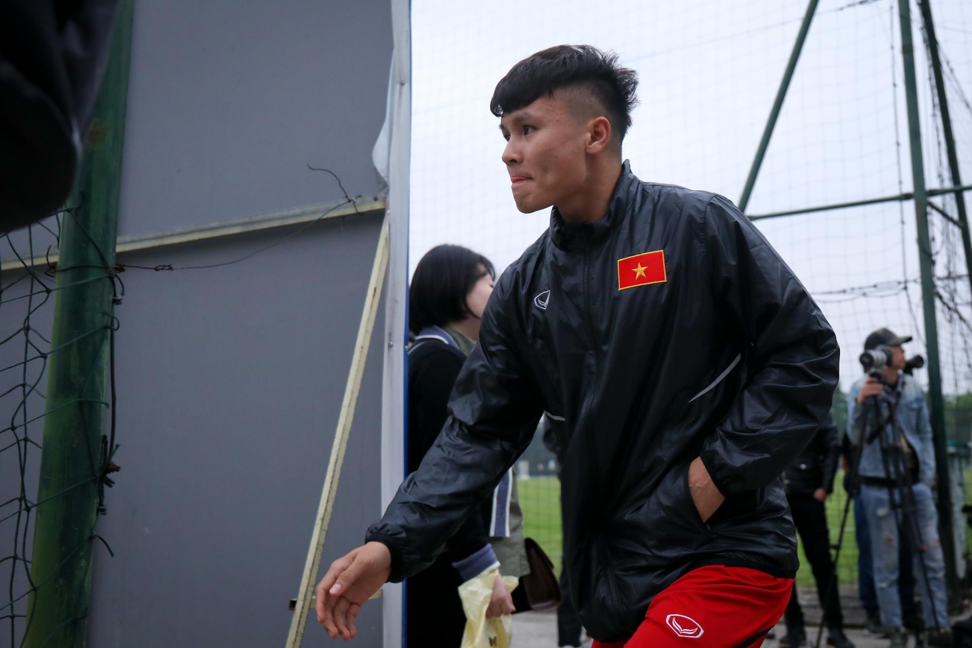 Quang Hai,  Tien Linh uong tra trong buoi tap U23 anh 1