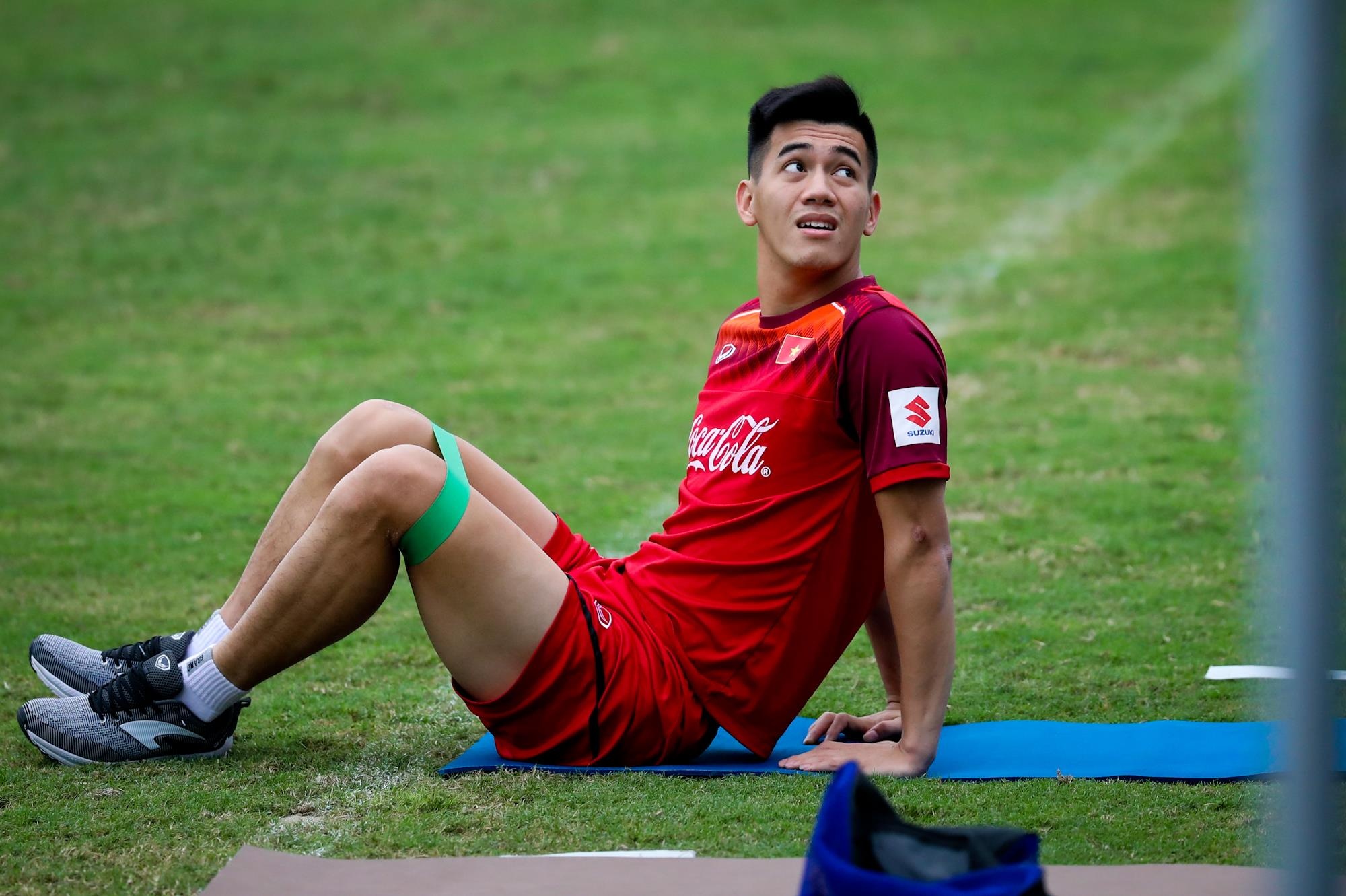 Quang Hai,  Tien Linh uong tra trong buoi tap U23 anh 4