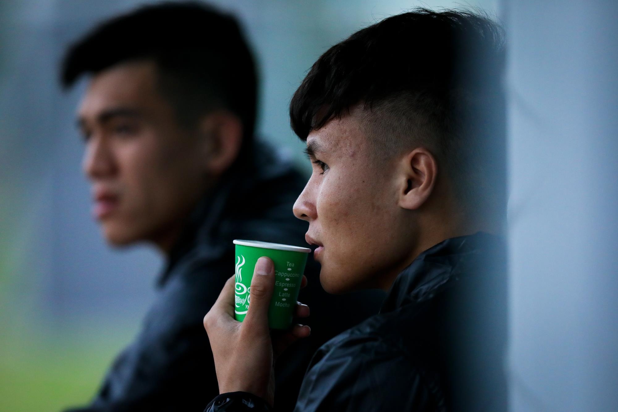 Quang Hai,  Tien Linh uong tra trong buoi tap U23 anh 5