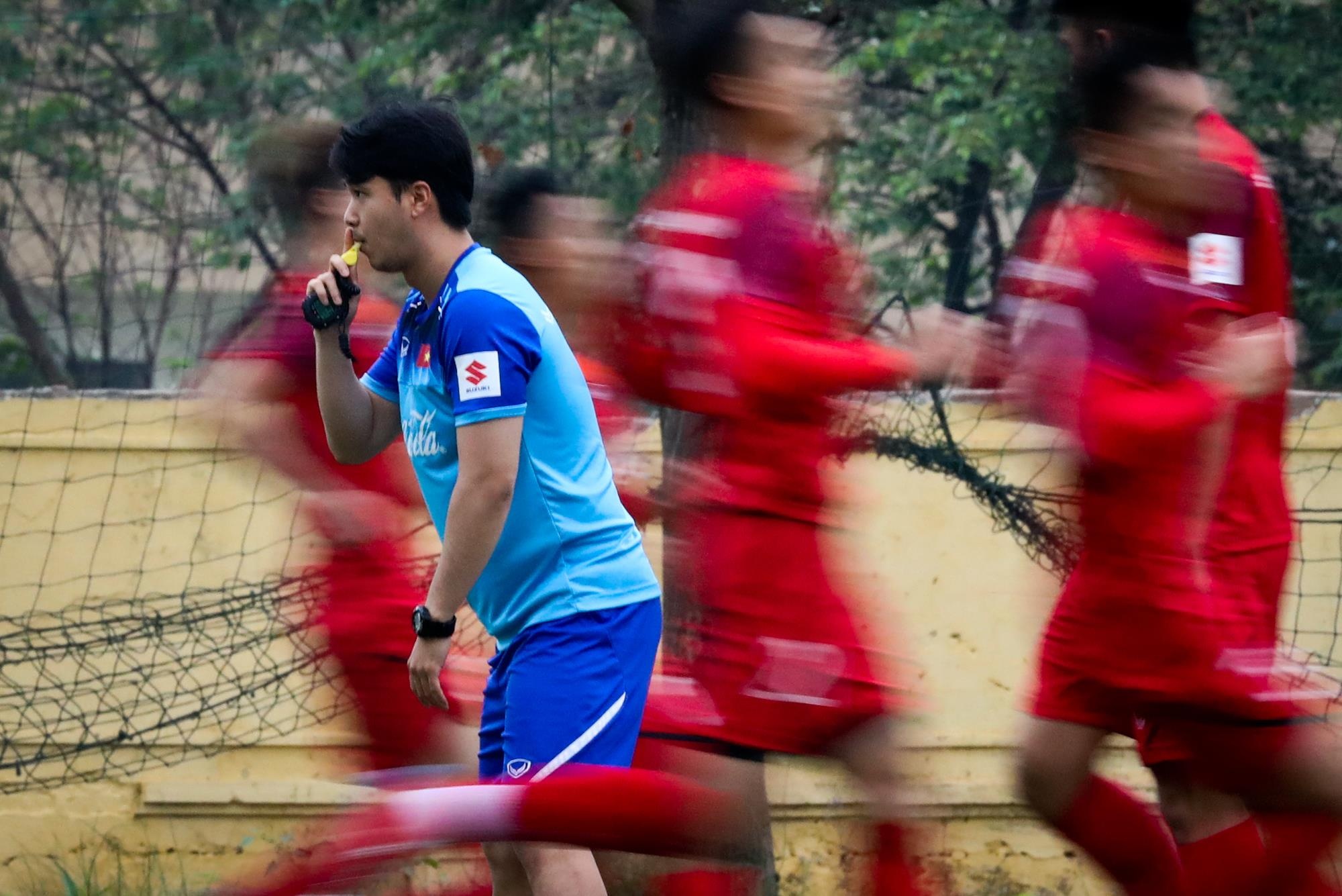 Quang Hai,  Tien Linh uong tra trong buoi tap U23 anh 6