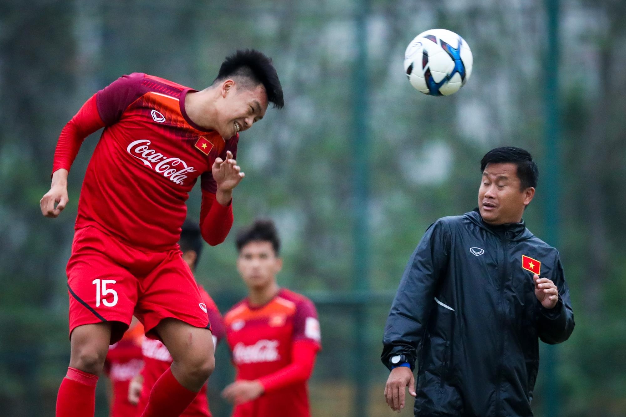 Quang Hai,  Tien Linh uong tra trong buoi tap U23 anh 7