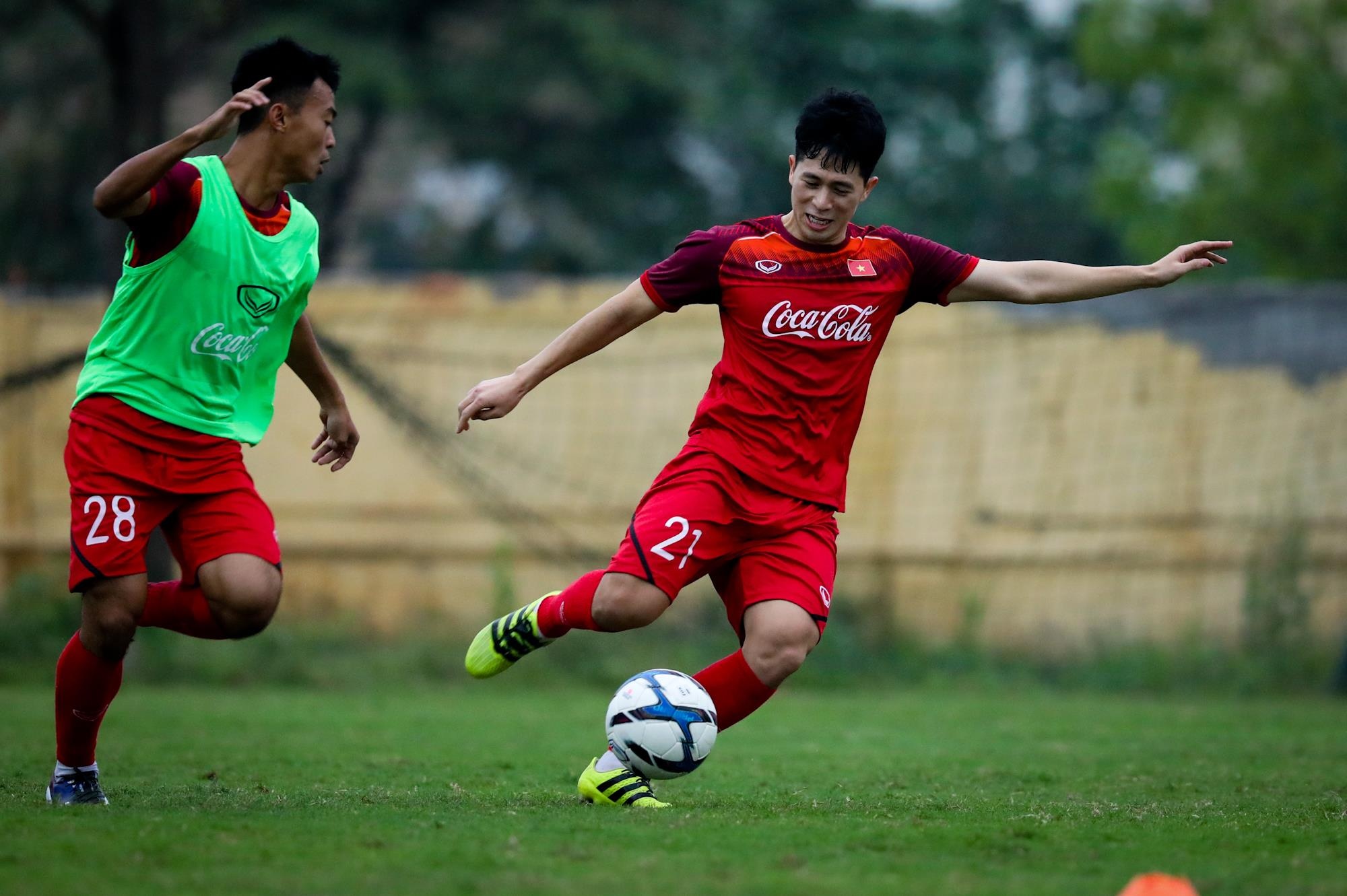 Quang Hai,  Tien Linh uong tra trong buoi tap U23 anh 8