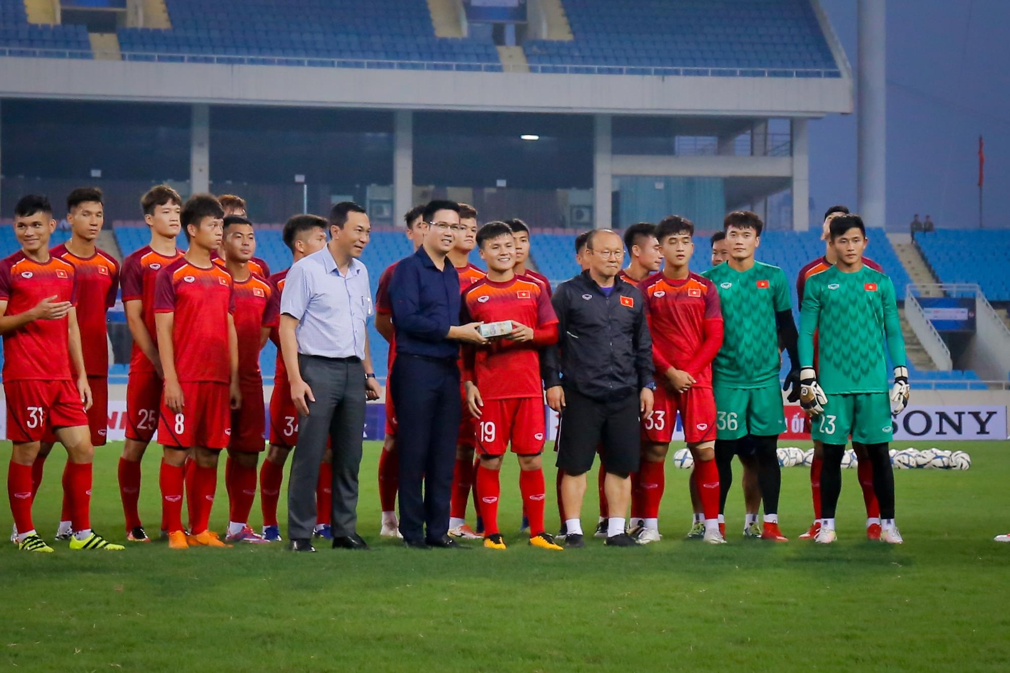 U23 Việt Nam nhận 500 triệu từ bầu Tam ảnh 6 U23 Viet Nam nhan 500 trieu tu bau Tam anh 6