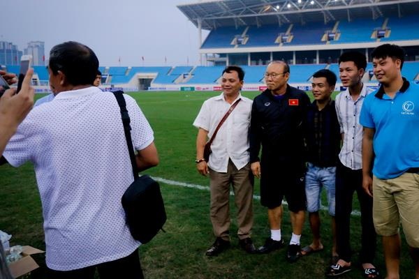 HLV Park Hang-seo hanh dong dep voi CDV truoc tran gap Brunei hinh anh