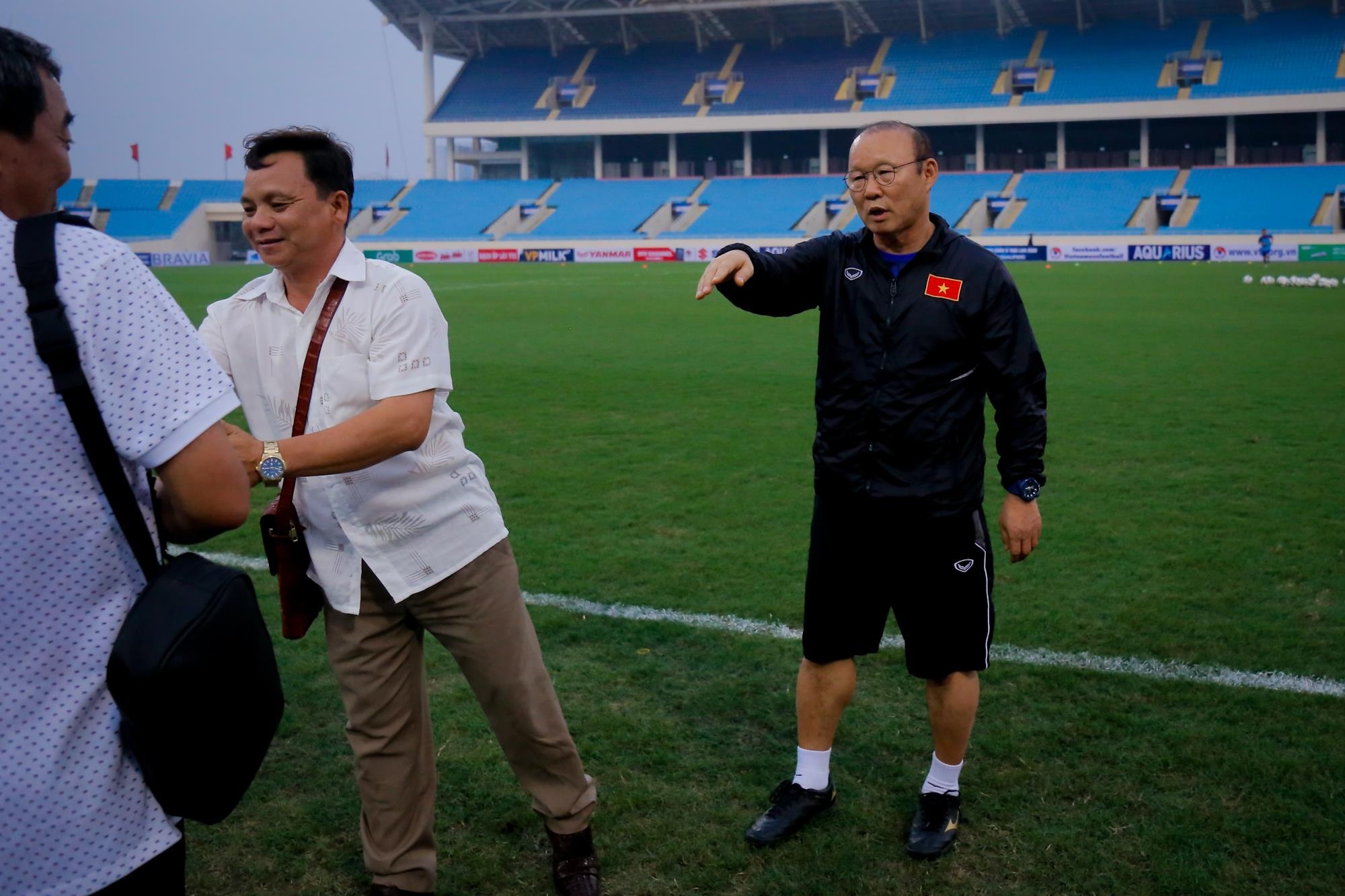 HLV Park Hang-seo hanh dong dep voi CDV anh 1
