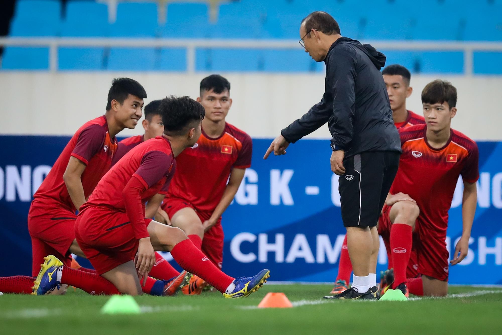 HLV Park Hang-seo hanh dong dep voi CDV anh 7