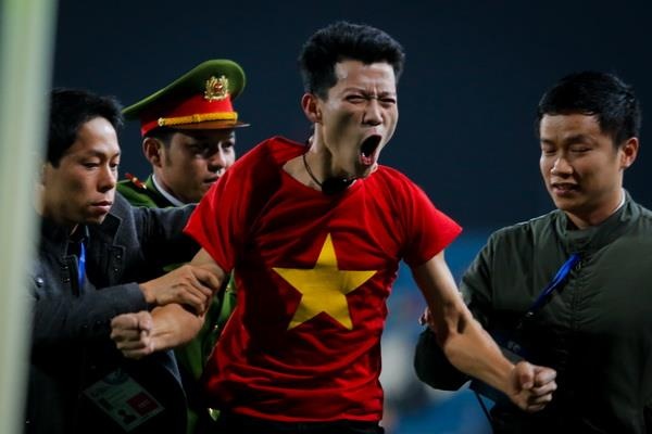 CDV vuot rao an ninh, lao vao san an mung cung U23 Viet Nam hinh anh