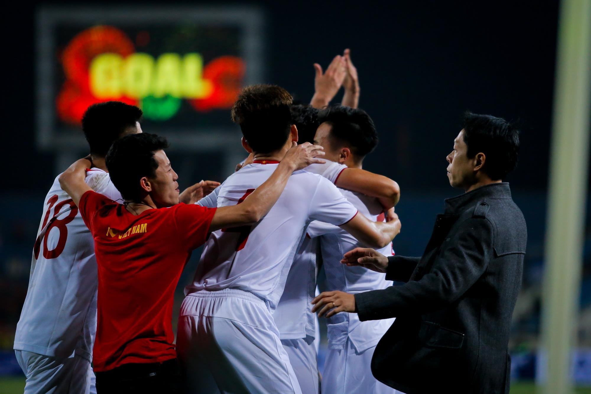 CĐV vượt rào an ninh ăn mừng cùng U23 Việt Nam ảnh 1 CDV vuot rao an ninh an mung cung U23 Viet Nam anh 1