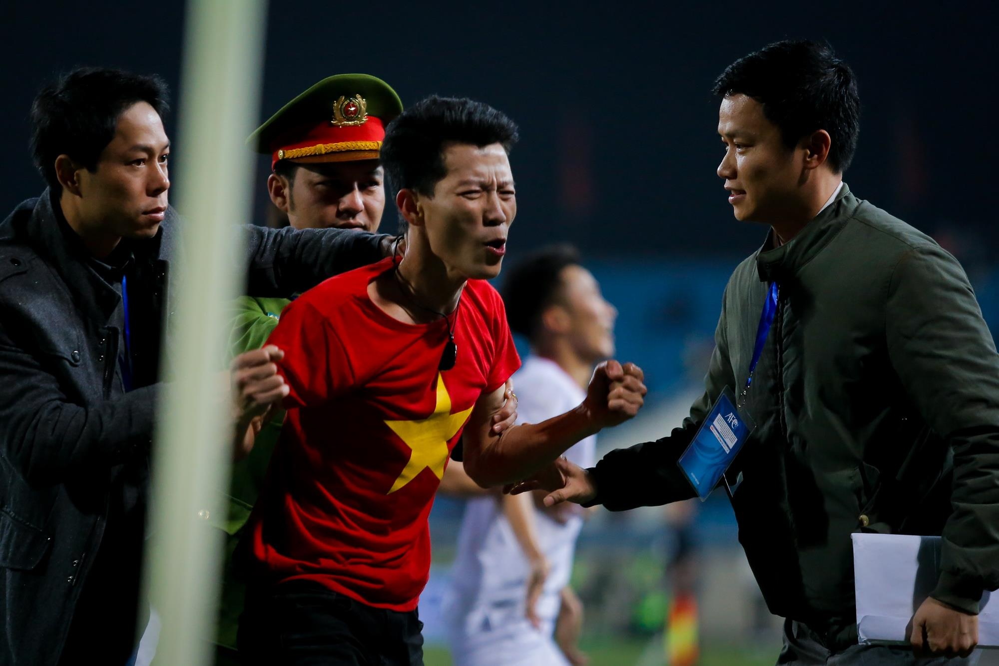 CĐV vượt rào an ninh ăn mừng cùng U23 Việt Nam ảnh 2 CDV vuot rao an ninh an mung cung U23 Viet Nam anh 2