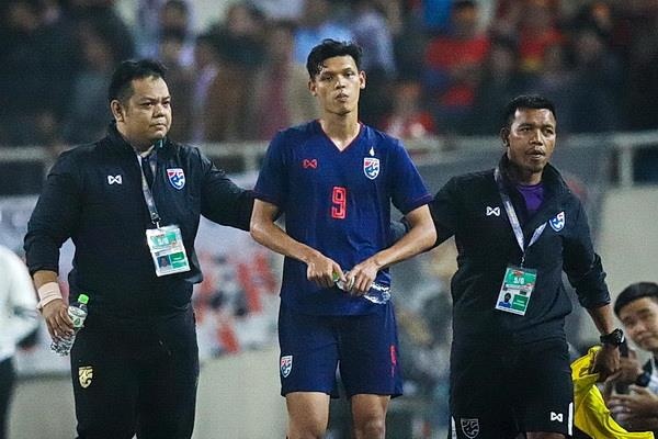 CDV Viet Nam nem chai lo, xuc pham cau thu Thai Lan nhan the do hinh anh