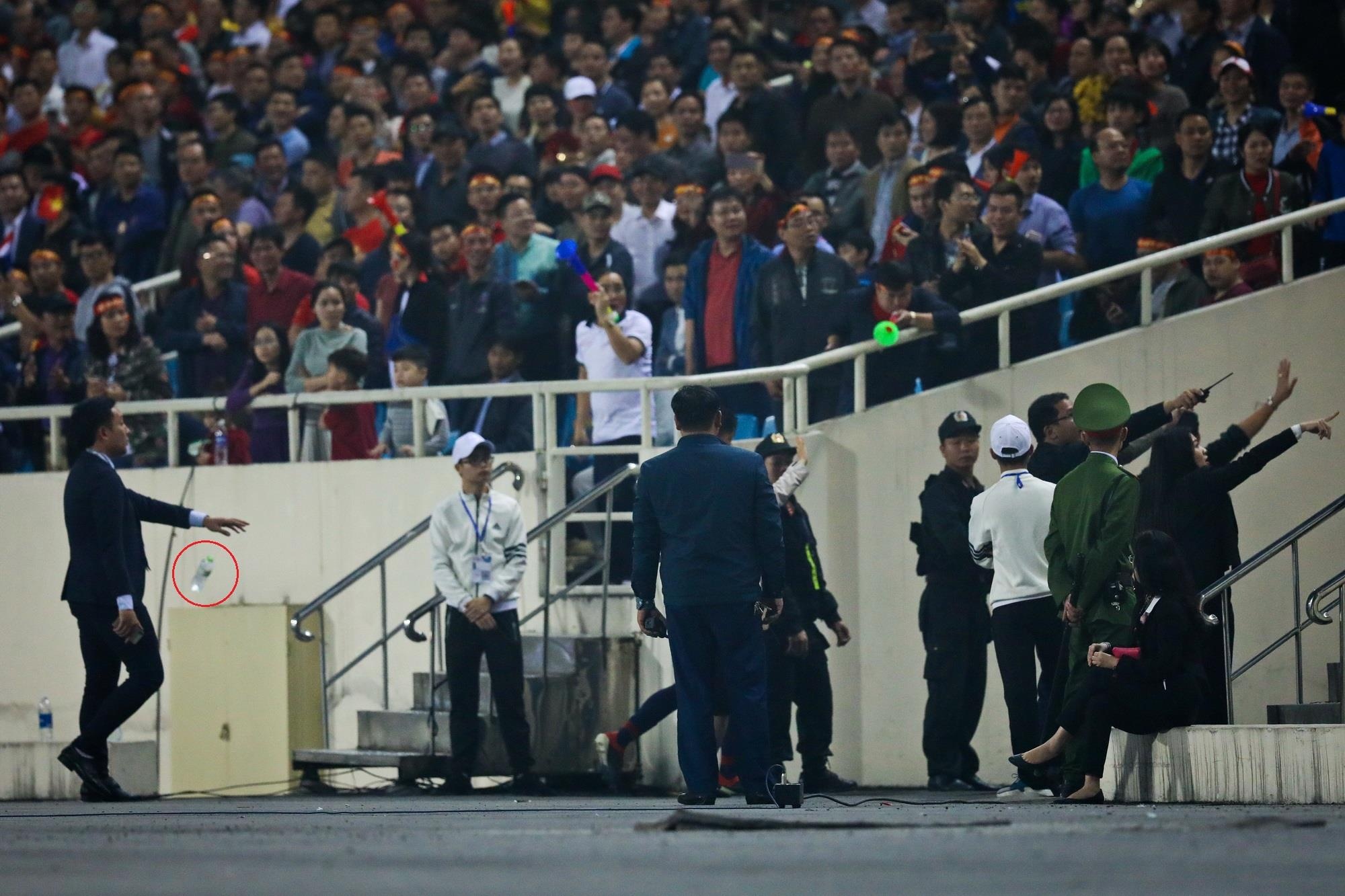 CDV Viet Nam nem chai,  xuc pham cau thu Thai Lan anh 2