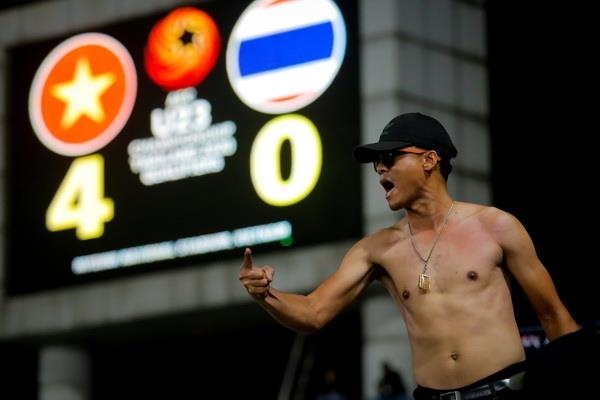 CDV Thai gat noi dau, o ben canh U23 Thai Lan toi phut cuoi cung hinh anh