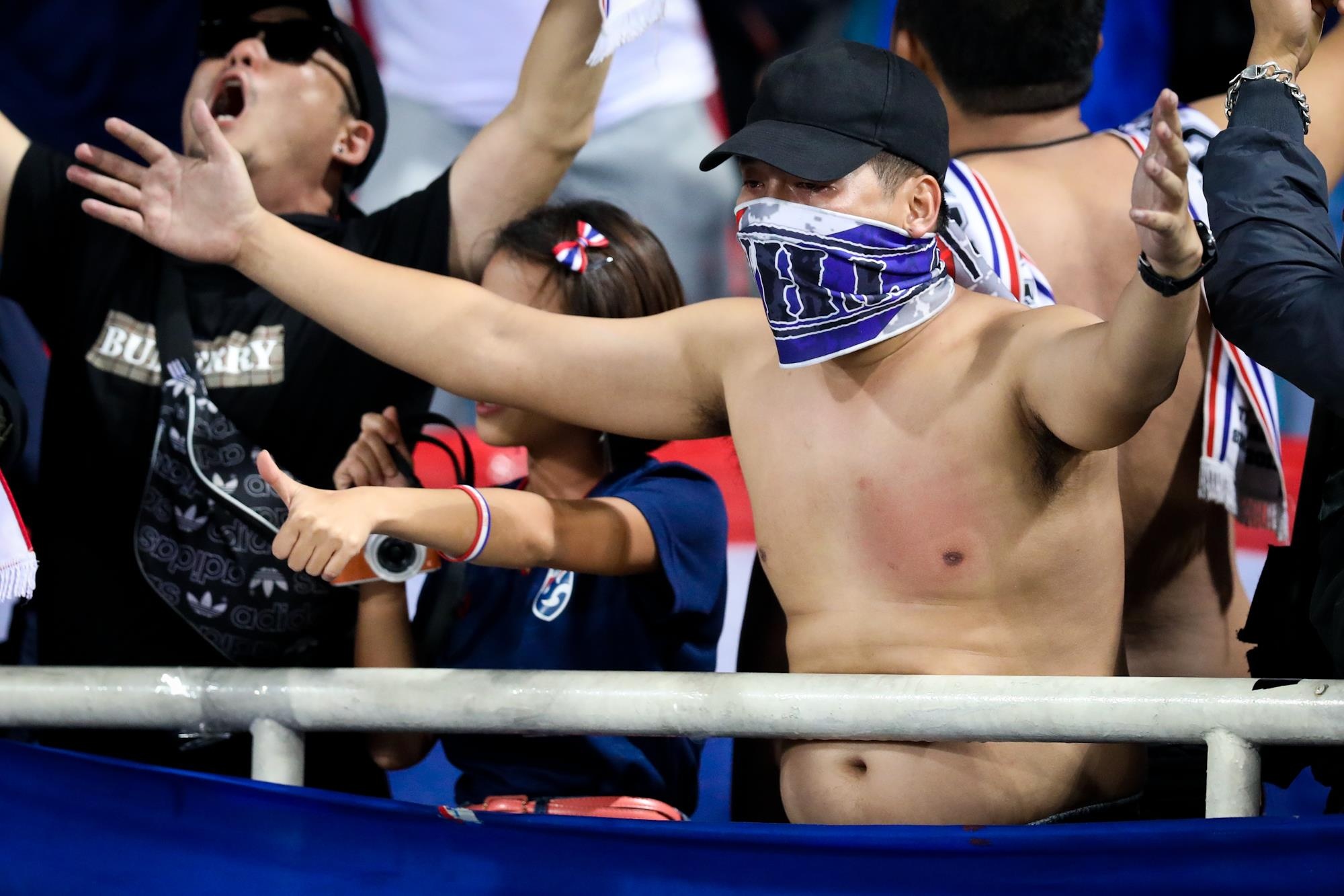 Nguoi Thai gat noi dau,  o ben canh U23 Thai Lan anh 8