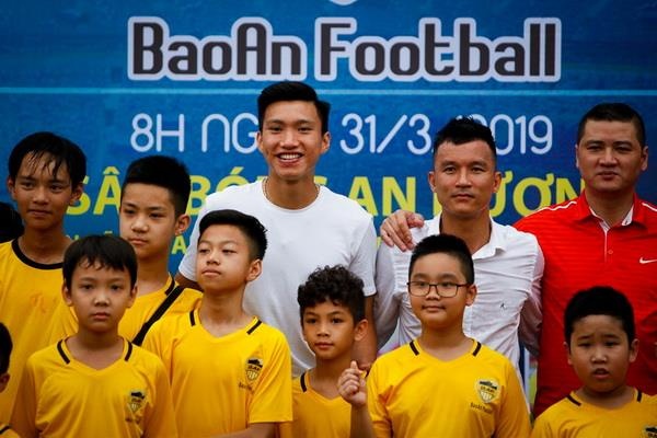 Dan sao tuyen Viet Nam du ra mat trung tam bong da cua Mai Tien Thanh hinh anh