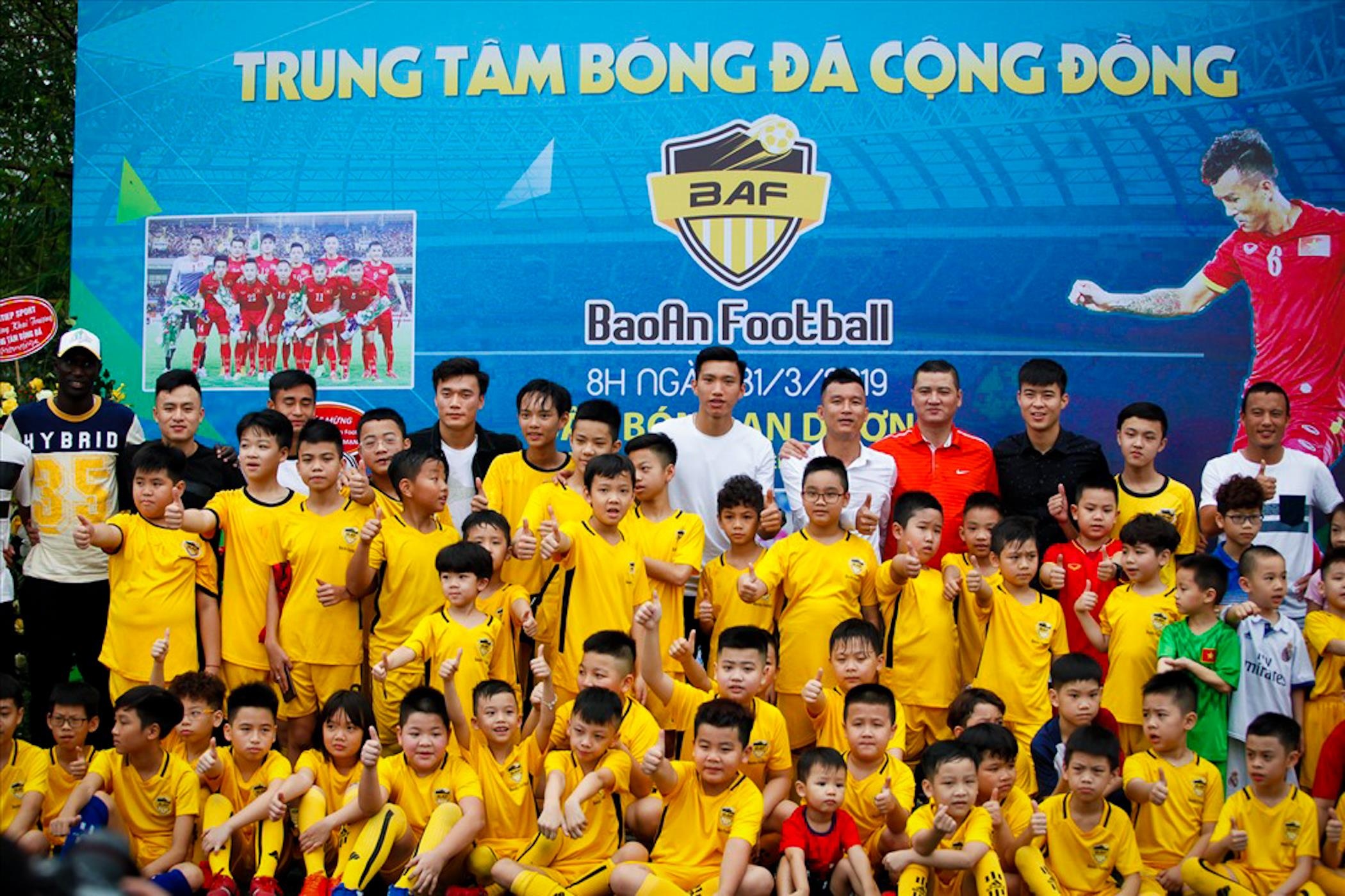 Ra mat trung tam bong da Mai Tien Thanh anh 1