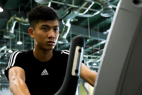 Phan Van Duc va nhieu tuyen thu Viet Nam chay dua voi chan thuong hinh anh