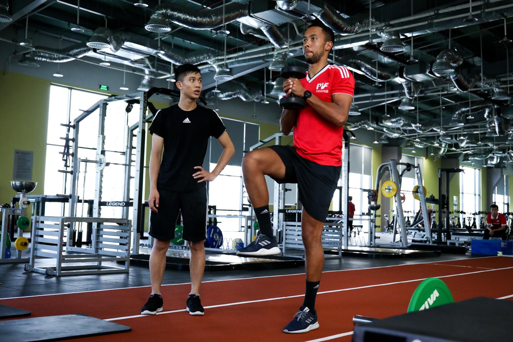 Phan Van Duc chay dua voi chan thuong anh 3