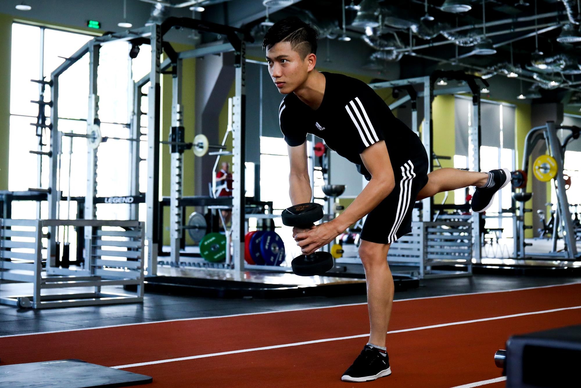 Phan Van Duc chay dua voi chan thuong anh 4