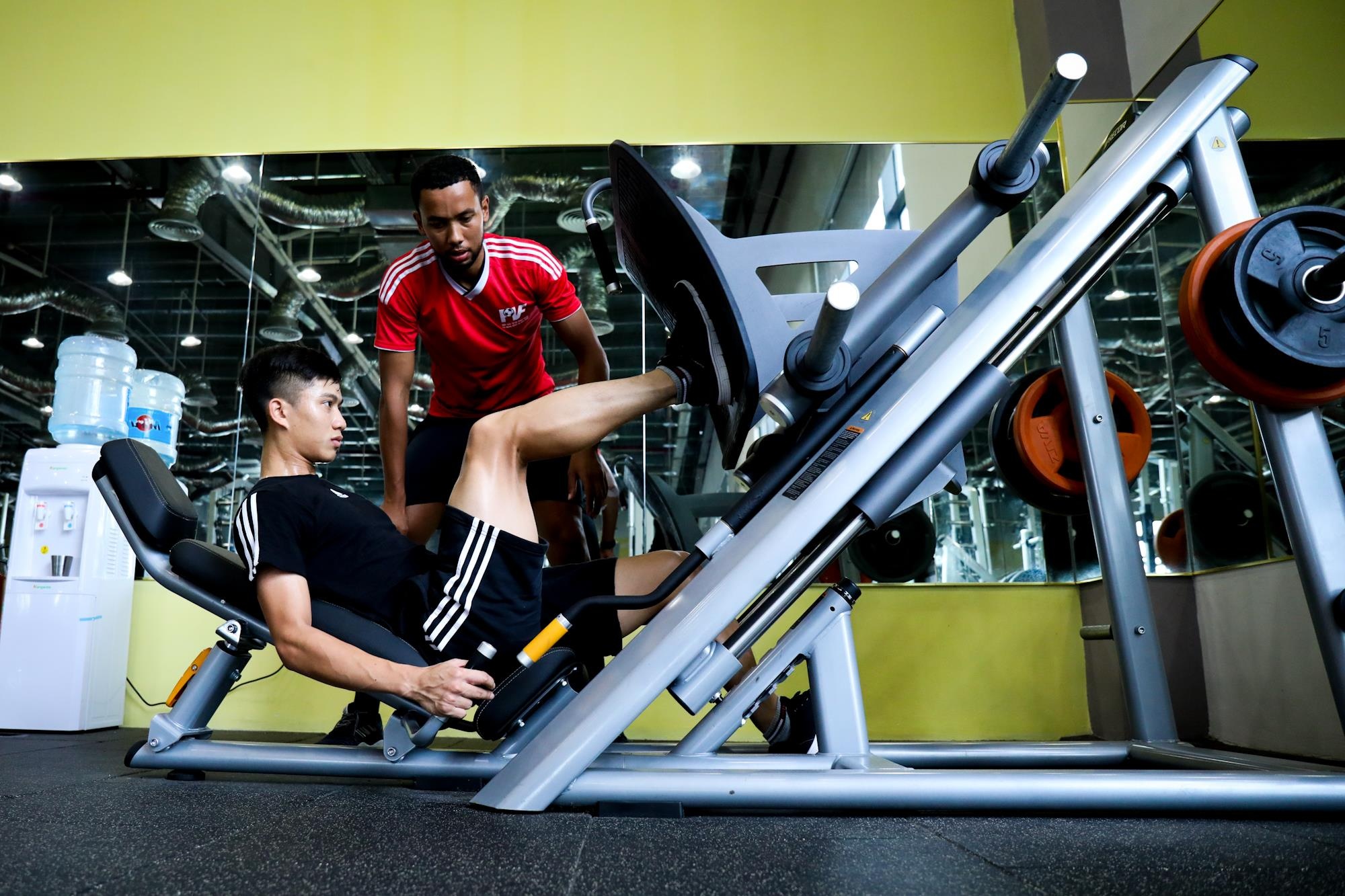 Phan Van Duc chay dua voi chan thuong anh 5