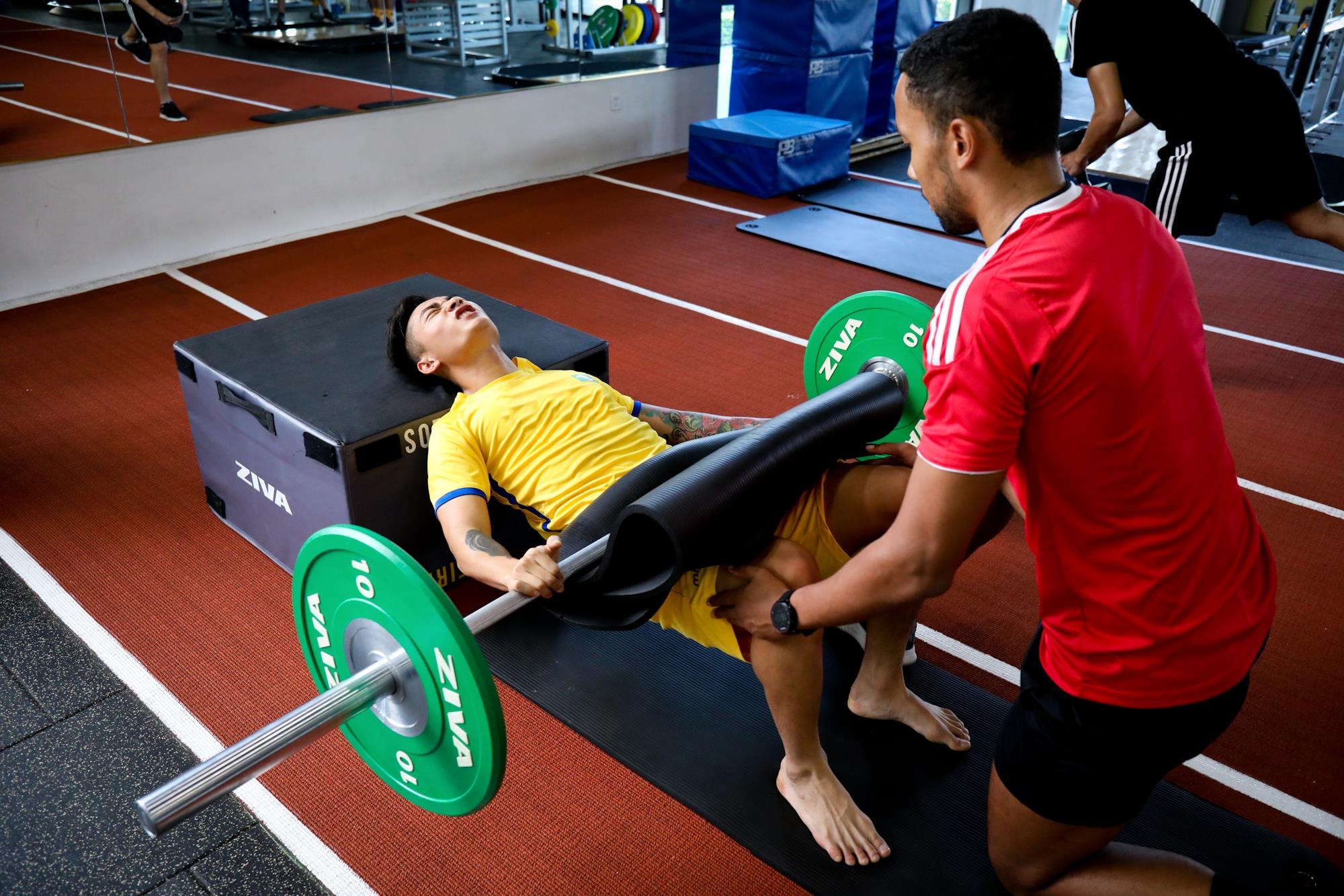 Phan Van Duc chay dua voi chan thuong anh 6