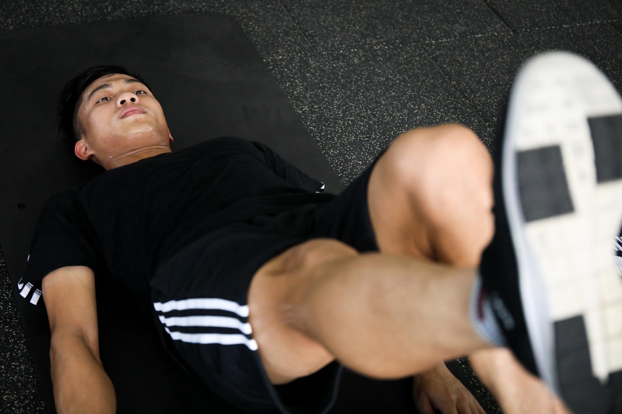 Phan Van Duc chay dua voi chan thuong anh 8