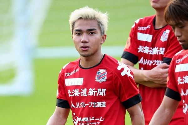 Tro ly HLV Park sang Nhat Ban xem ngoi sao Thai Lan tap luyen hinh anh